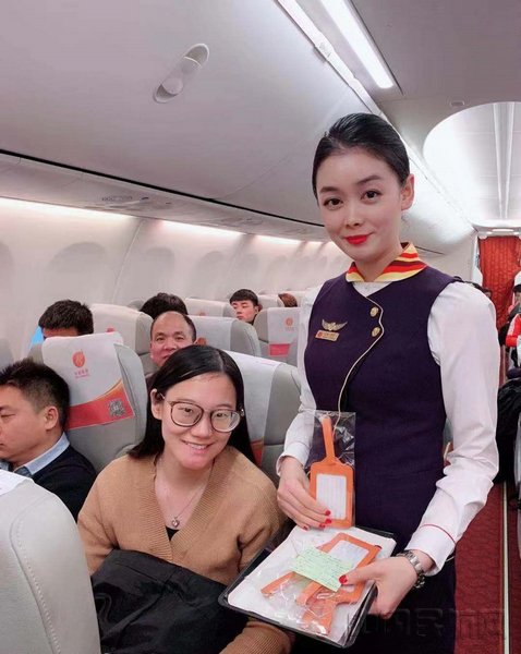 附图2：乘务员派发新年礼物.jpg