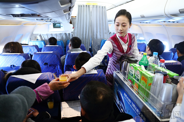 南航空乘人员为旅客提供客舱服务,王有勉摄影_副本.jpg