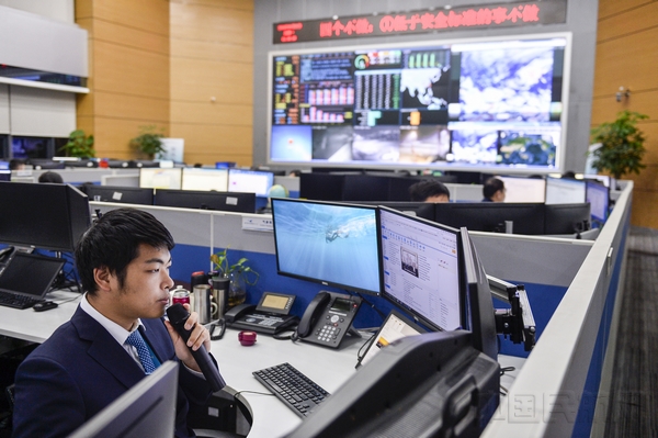 3-早上5点40分,气象预报员吴知京正在播报当天的天气预报。(贺晟 摄).jpg