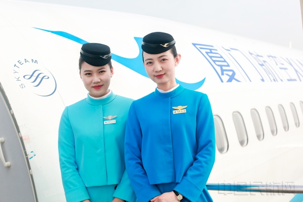17-上午9点50,MF8289乘务组在登机口微笑迎接旅客,她们将用认真细致真诚的服务,开启旅客春节回家之旅(丁俊杰 摄).jpg