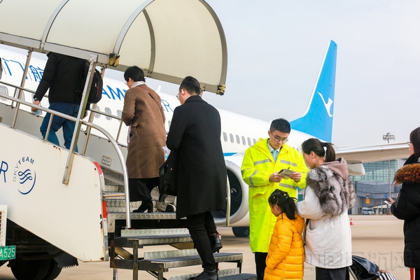 19-上午10点,厦航杭州地服人员正在仔细核对旅客登机牌信息。(丁俊杰 摄).jpg