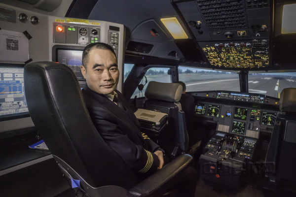 nEO_IMG_8.曾红军,西藏航空机长教员,飞行35年,空军前任轰6驾驶员,专职培训西藏航空高高原驾驶员。