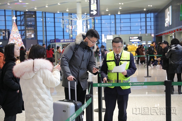东航工作人员服务春运旅客_副本.jpg 东航工作人员服务春运旅客_副本.jpg