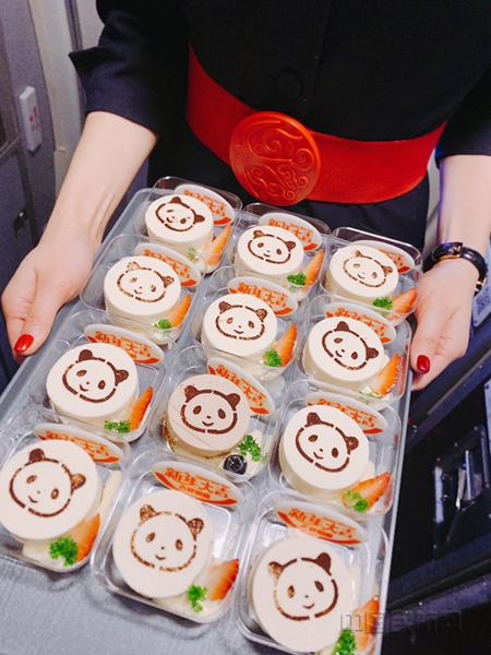 东航成都出港春运航班的熊猫造型甜品_副本.jpg 东航成都出港春运航班的熊猫造型甜品_副本.jpg