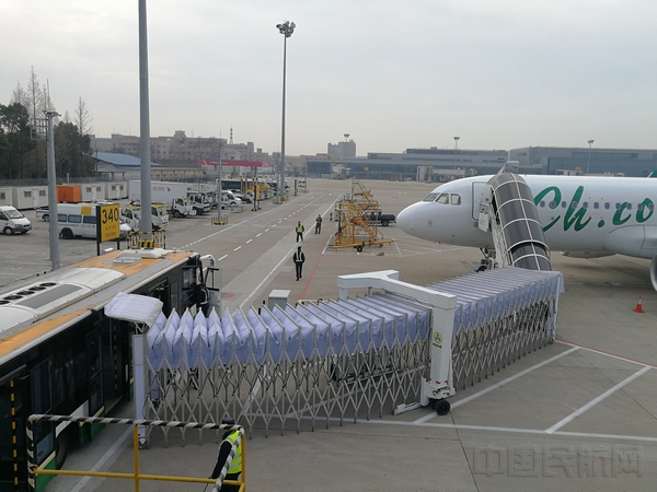 验证中的春秋航空“移动式廊道”.jpg 验证中的春秋航空“移动式廊道”.jpg