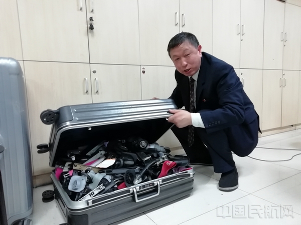 张启亮和他练手修理的部分行李箱-2.jpg