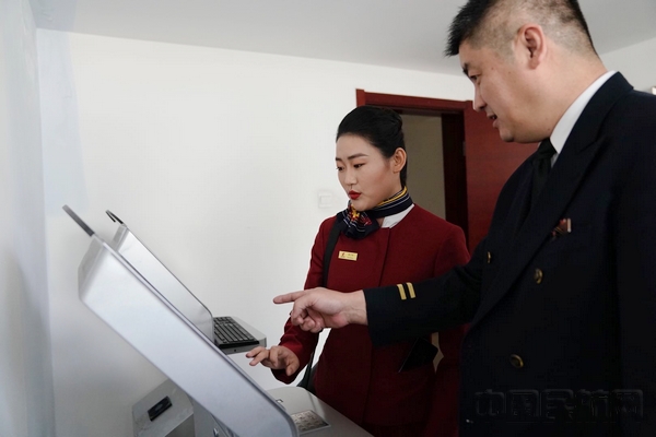 带飞教员梁德臣指导满都日娃使用签到系统签到.jpg 带飞教员梁德臣指导满都日娃使用签到系统签到.jpg