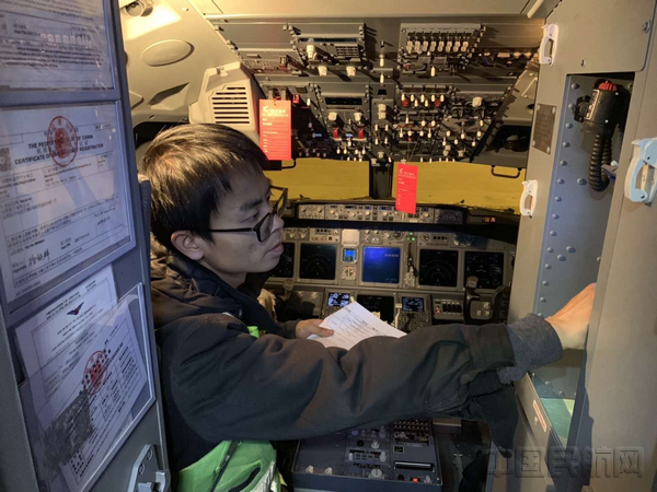 认真严谨,按工卡工作,团圆之路我们一丝不苟.jpg