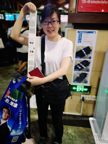 配图:旅客展示自助打印行李条2.jpg 配图:旅客展示自助打印行李条2.jpg