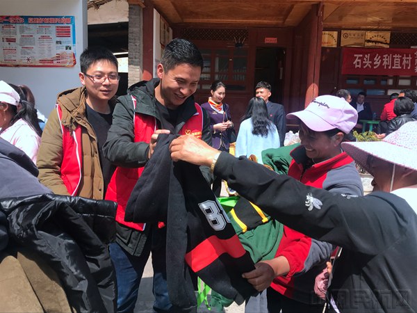 祥鹏航空志愿者向村民分发爱心衣物_副本.jpg