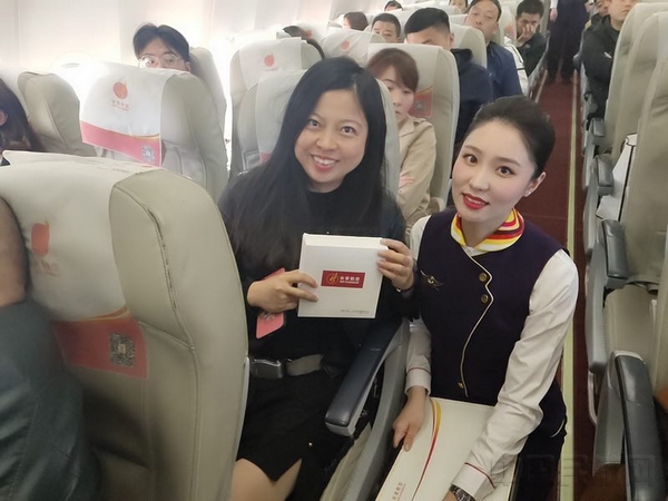 附图4：首航旅客获赠纪念礼物.jpg