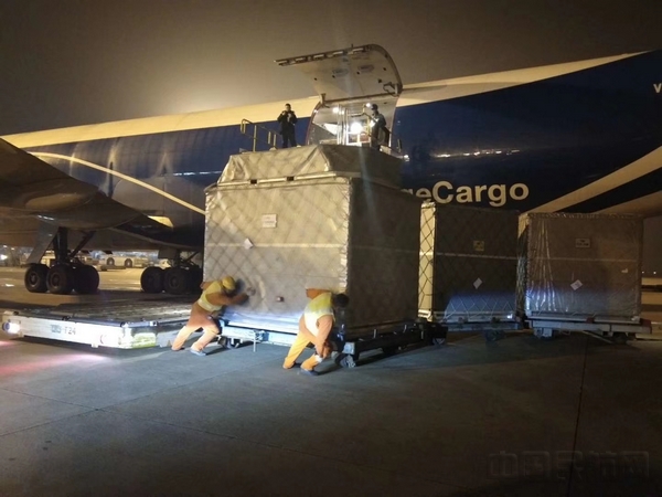 东航地服部完成首批F1上海站赛车卸机任务