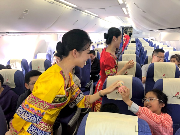深航刘三姐乘务组工作人员与小朋友共同体验壮族三月三特有的“碰彩蛋”_副本.jpg