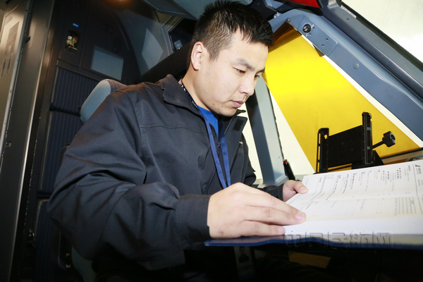 nEO_IMG_李俊青摄影 机务人员查看放行标准.jpg