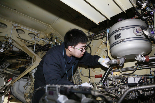 nEO_IMG_李俊青摄影 南航大连分公司机务人员检查轮舱.jpg