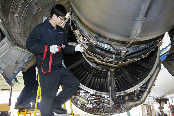nEO_IMG_李俊青摄影 南航大连机务人员检查C发发动机管路.jpg