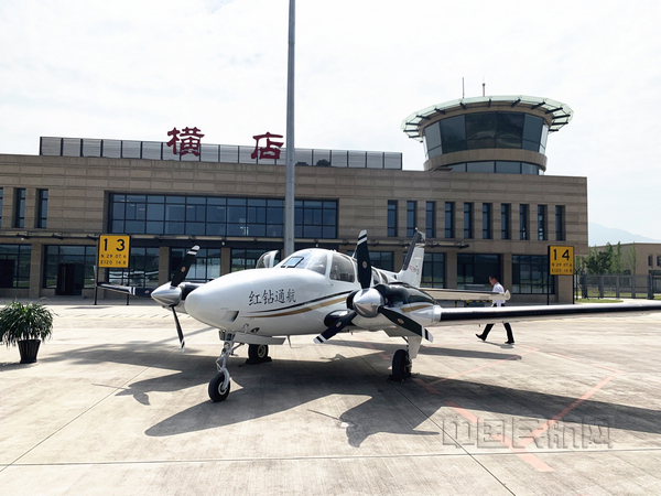 nEO_IMG_停放在横店机场的比奇G58通航飞机.jpg