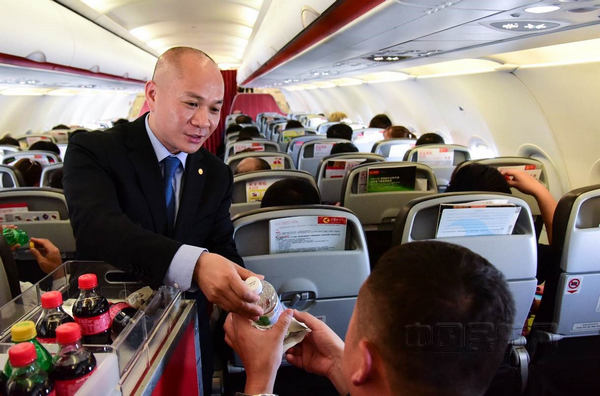 nEO_IMG_图一 天津航空董事长丁拥政先生在客舱内为旅客服务.jpg