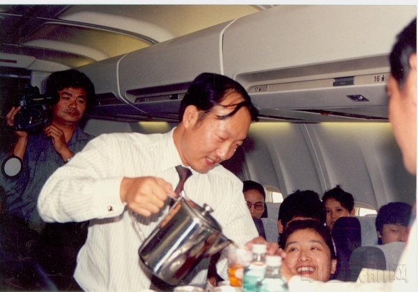 1993年5月2日,陈峰在海口至北京海航首条航线上为旅客服务.jpg 1993年5月2日,陈峰在海口至北京海航首条航线上为旅客服务.jpg