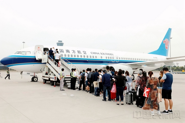 旅客在登机——凌兴东摄影.jpg 旅客在登机——凌兴东摄影.jpg