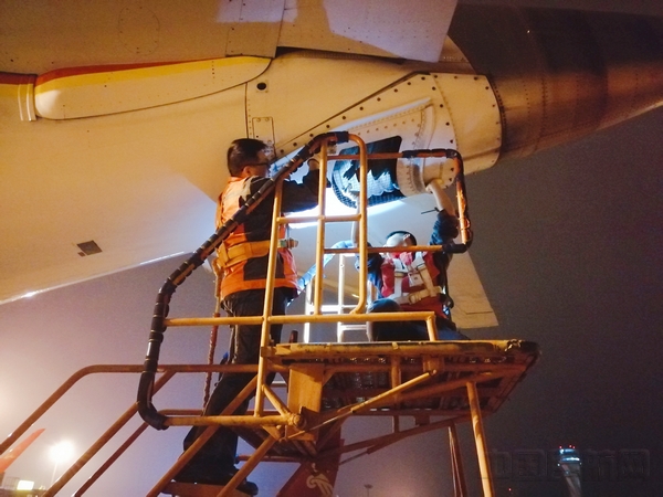 图1 北部湾航空机务维修人员对飞机APU进行检查.jpg 图1 北部湾航空机务维修人员对飞机APU进行检查.jpg
