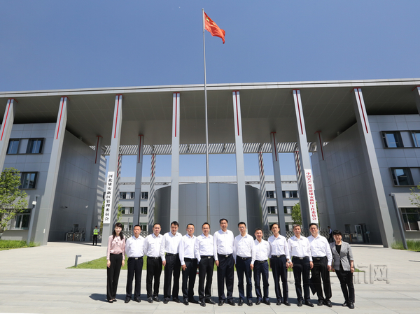 nEO_IMG_雄安新区管委会办公大楼门前合影.jpg nEO_IMG_雄安新区管委会办公大楼门前合影.jpg
