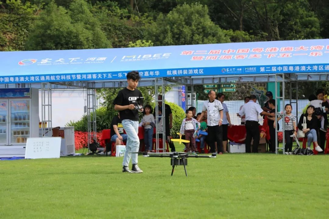 无人机飞行表演.jpg 无人机飞行表演.jpg