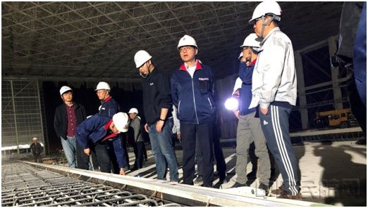东航投资公司大兴项目部工作人员检查施工现场.jpg 东航投资公司大兴项目部工作人员检查施工现场.jpg
