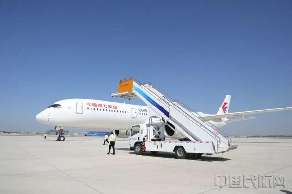 东航地服车辆保障在大兴机场试飞的A350飞机.jpg