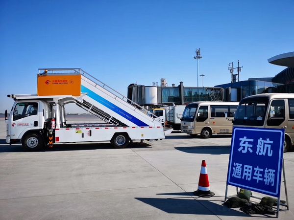 客梯车.jpg 客梯车.jpg