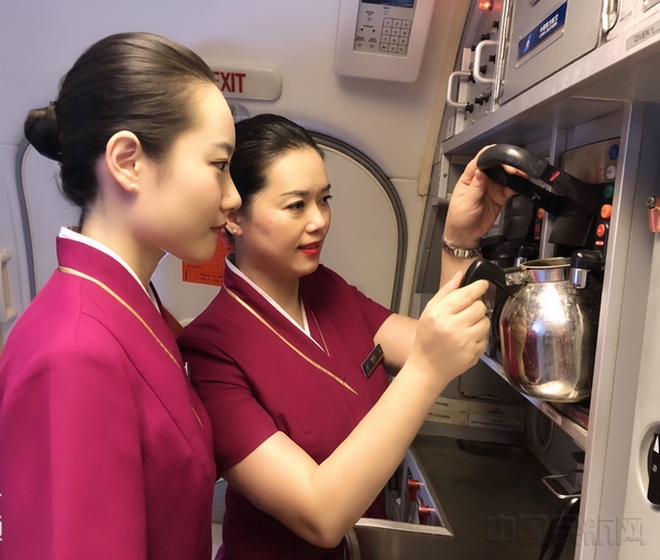 柳惠文(右)在检查新乘务员工作,手把手传授服务技能。.jpg 柳惠文(右)在检查新乘务员工作,手把手传授服务技能。.jpg