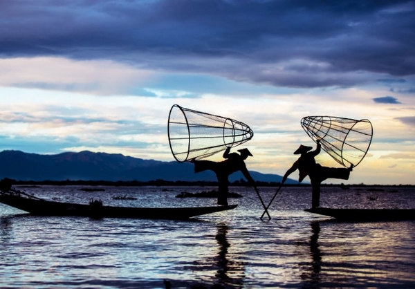 缅甸当地的渔民捕鱼也是独特的人文景观.jpg