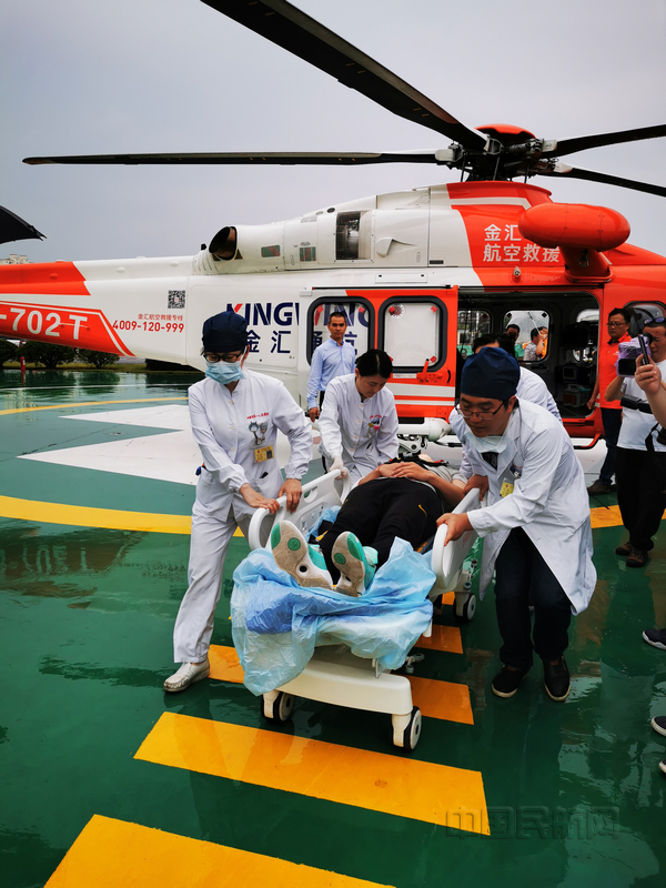 nEO_IMG_上海第一人民医院组织与会人员参加并开展了直升机医疗救援的实况演练.jpg