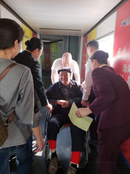 海航地服太原分公司保障特殊旅客顺利登机.jpg 海航地服太原分公司保障特殊旅客顺利登机.jpg