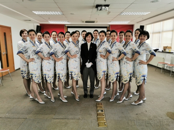 附图1:海南航空首批参加荷兰国际管家学院培训乘务员顺利通过考核并