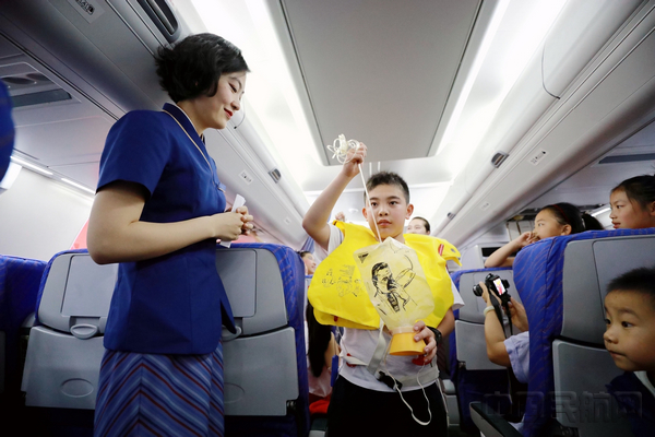 孩子们在进行安全演示——凌兴东摄.jpg 孩子们在进行安全演示——凌兴东摄.jpg