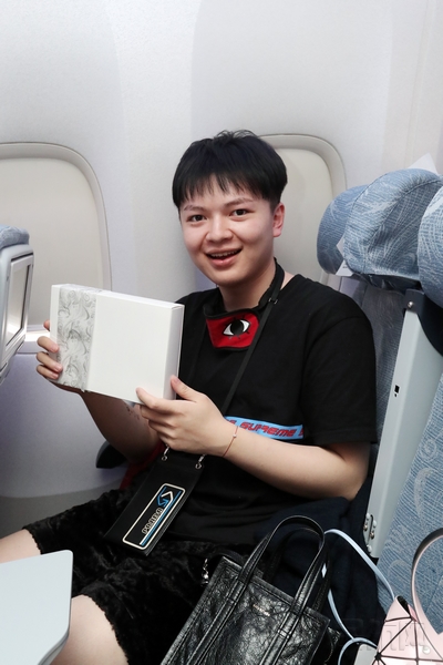 7.获奖旅客展示获奖奖品。沈铁摄.jpg 7.获奖旅客展示获奖奖品。沈铁摄.jpg