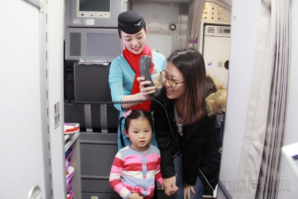 邓琴伦在主题特色航班上与旅客做互动游戏。.jpg 邓琴伦在主题特色航班上与旅客做互动游戏。.jpg