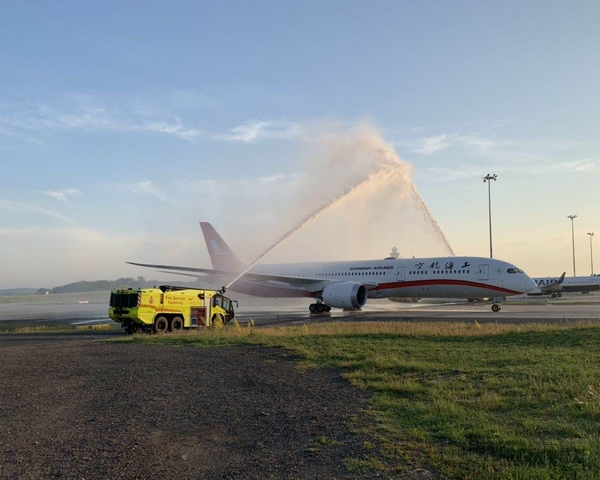 布达佩斯机场欢迎首航的水门仪式.jpg
