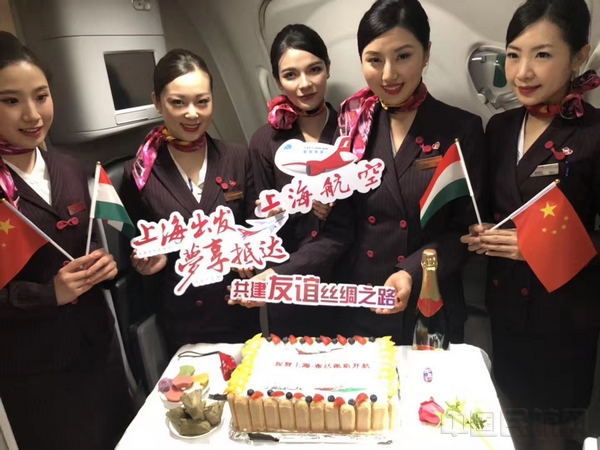 航班上的首航蛋糕.jpg 航班上的首航蛋糕.jpg
