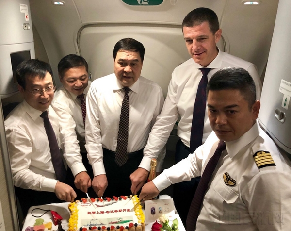 东航首航代表团领导与博岚总领事一起切蛋糕.jpg