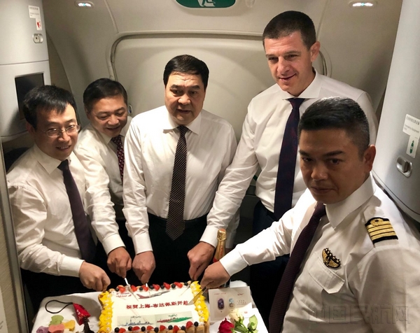 东航首航代表团领导与博岚总领事一起切蛋糕.jpg 东航首航代表团领导与博岚总领事一起切蛋糕.jpg