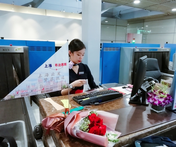 浦东机场的值机柜台也设计了布达佩斯元素.jpg 浦东机场的值机柜台也设计了布达佩斯元素.jpg