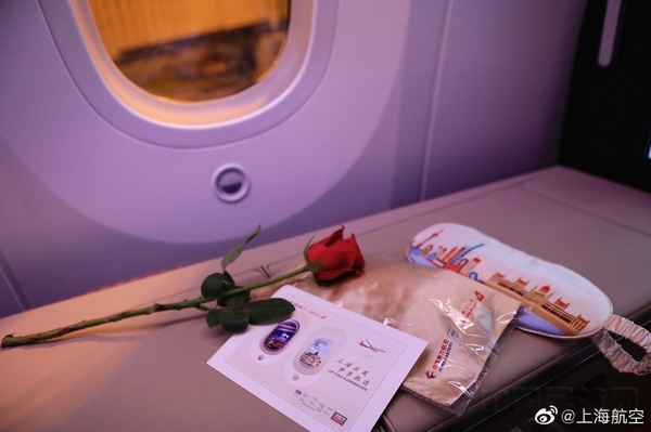 上航为首航航班旅客准备的眼罩和明信片等纪念品(1).jpg