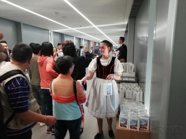 布达佩斯当地为首航旅客准备了纪念品(1).jpg 布达佩斯当地为首航旅客准备了纪念品(1).jpg