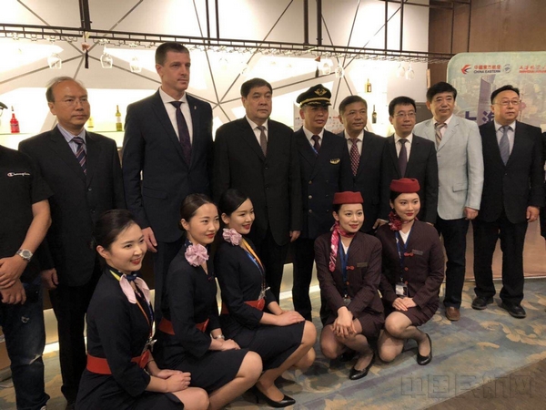 匈牙利驻上海总领事博岚和东上航相关负责人及航班机组参加浦东机场的首航仪式.jpg