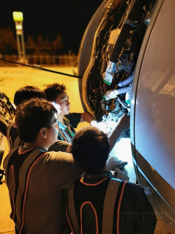 nEO_IMG_春秋航空驻曼谷机务龚稳(左一)在工作中.jpg nEO_IMG_春秋航空驻曼谷机务龚稳(左一)在工作中.jpg