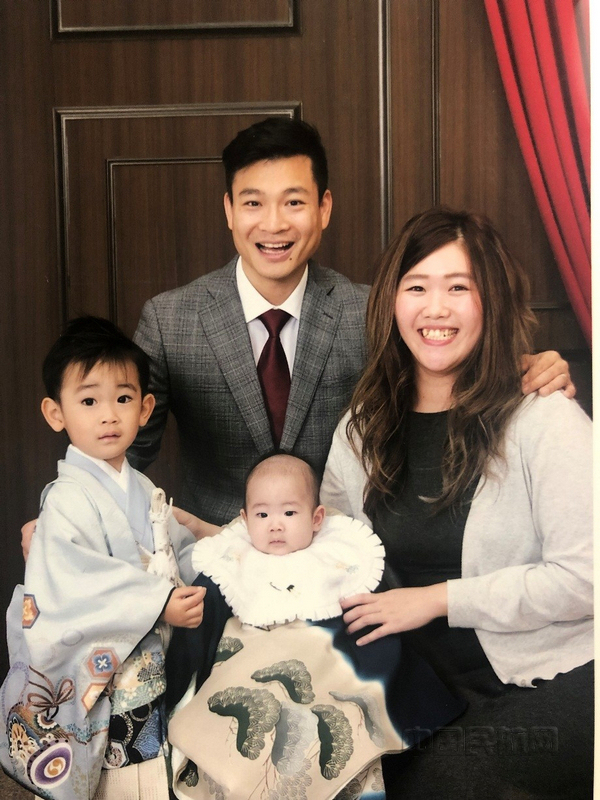 nEO_IMG_春秋航空驻大阪机务石云鹏和他的日本妻子白野智子以及他们的两个儿子.jpg nEO_IMG_春秋航空驻大阪机务石云鹏和他的日本妻子白野智子以及他们的两个儿子.jpg