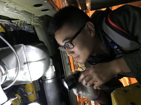 nEO_IMG_春秋航空驻韩国济州机务魏迪在工作中.jpg nEO_IMG_春秋航空驻韩国济州机务魏迪在工作中.jpg