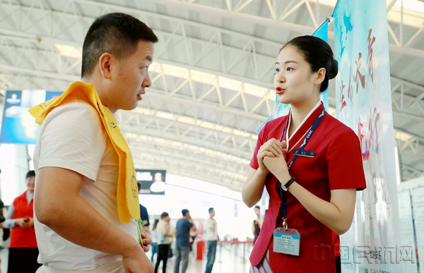 乘务员为旅客讲解救生衣的使用方法——凌兴东摄.jpg 乘务员为旅客讲解救生衣的使用方法——凌兴东摄.jpg